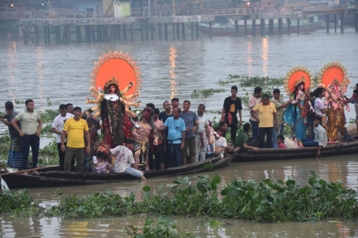 মন্ডপে মন্ডপে বিষাদের সুর, ভক্তদের অশ্রুজলে বিদায় দেবী দুর্গার