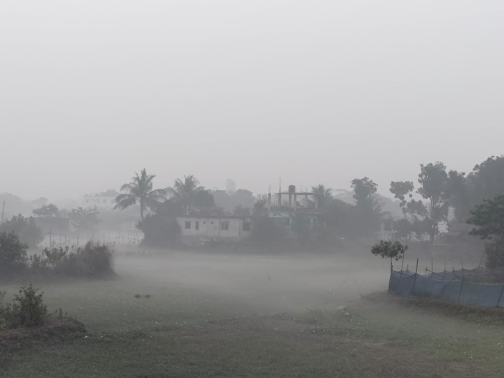 ঘড়িতে দুপুর তবে কুয়াশায় যেন কাটেনি ভোর