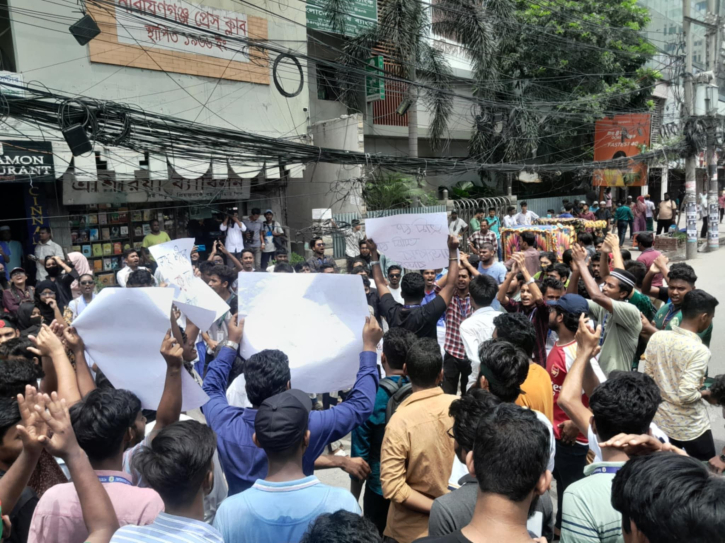 নারায়ণগঞ্জের প্রাণকেন্দ্রে শিক্ষার্থীদের অবস্থান, বিক্ষোভ