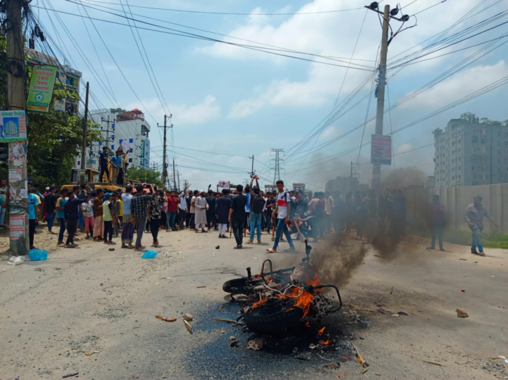 উত্তাল ঢাকা চট্টগ্রাম মহাসড়ক, ছাত্রলীগের মোটরসাইকেলে আগুন 