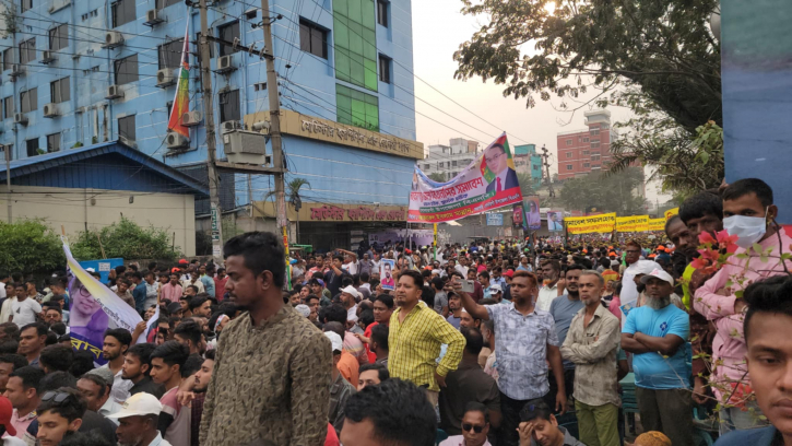 হাসপাতালের সামনে উচ্চশব্দে সড়ক বন্ধ করে বিএনপির সমাবেশ!