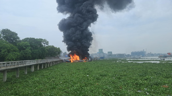 বুড়িগঙ্গা নদীতে তেলবাহী ট্রলারে আগুন বিস্ফোরণ, প্রকম্পিত এলাকা