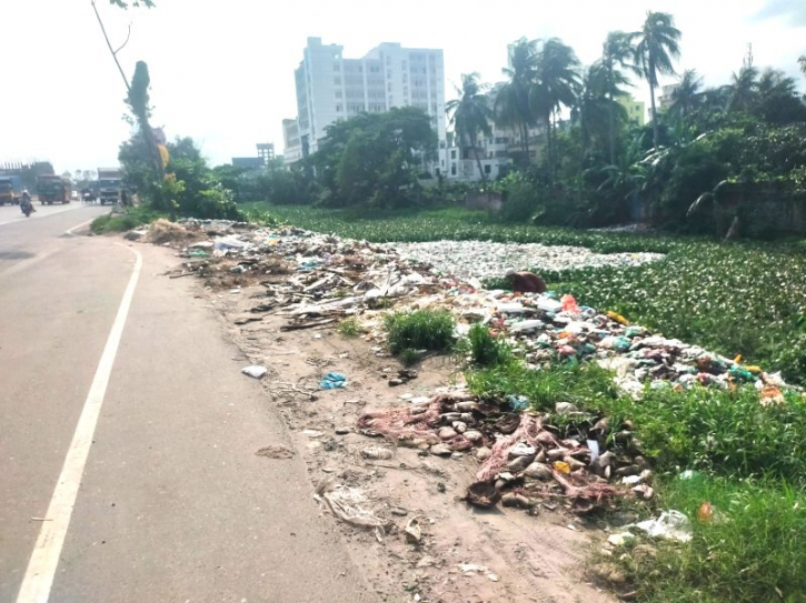 জেলাজুড়ে যত্রতত্র আবর্জনার স্তূপ