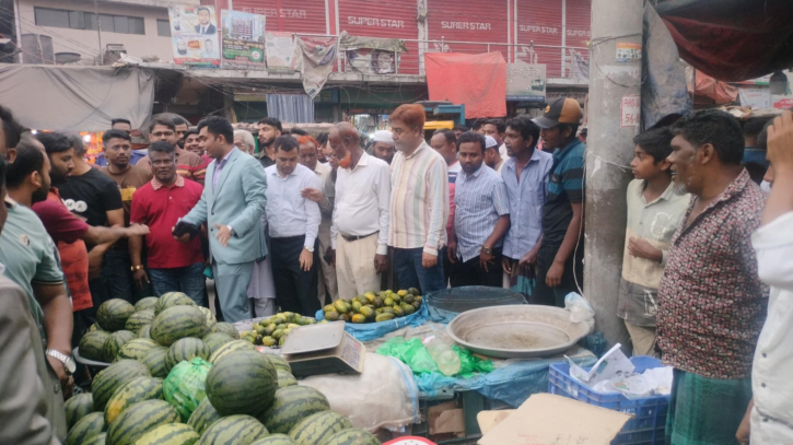 আড়াইহাজারে রমজানকে সামনে রেখে সড়ক দখলমুক্ত করতে অভিযান 