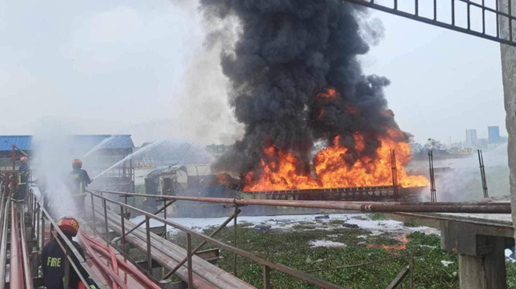 এম ভি মনপুরার ট্রলারের ইঞ্জিন চলতেই মুহুর্তে ঘটে বিস্ফোরণ