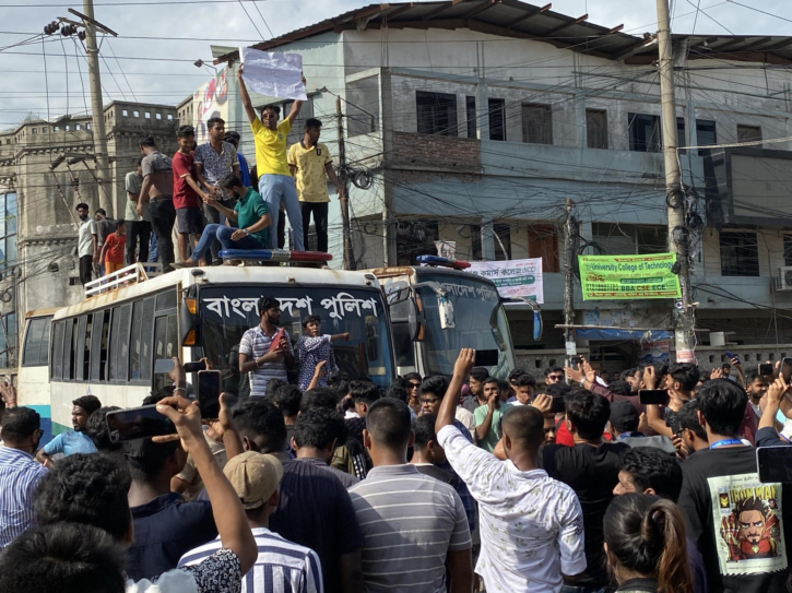 ঢাকা নারায়ণগঞ্জ সংযোগ সড়ক অবরোধ শিক্ষার্থীদের