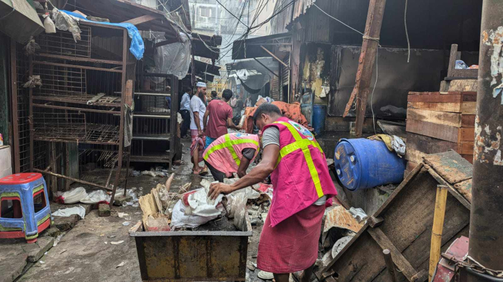 কালীরবাজারে অগ্নিকান্ড, আবর্জনা পরিষ্কার করল টিম খোরশেদ