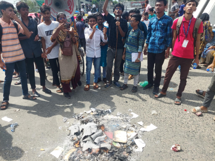 জাফর ইকবালের বই পুড়িয়ে  দিয়েছে শিক্ষার্থীরা