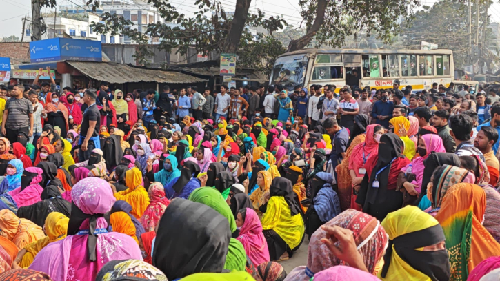 ফতুল্লায় সেনসিবল ফ্যাশনের শ্রমিকদের সড়ক অবরোধ ও বিক্ষোভ 