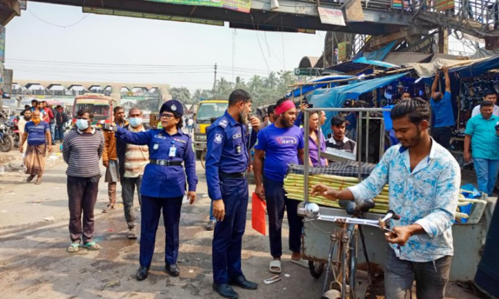 মহাসড়কের শৃঙ্খলা ফিরিয়ে আনার লক্ষ্যে হাইওয়ে পুলিশের উচ্ছেদ অভিযান