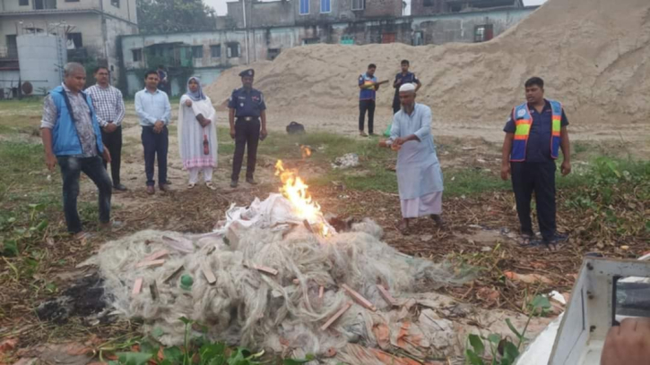 সোনারগাঁয়ে মেঘনায় মোবাইল কোর্ট পরিচালনায় ১ লাখ ১০ হাজার মিটার কারেন্ট জাল জব্দ