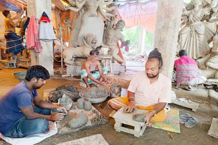 নারায়ণগঞ্জে প্রতিমা তৈরিতে ব্যস্ত সময় পার করছেন মৃৎশিল্পীরা