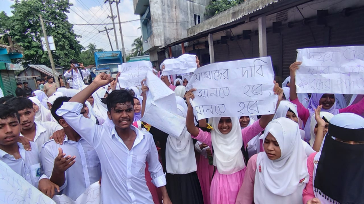 পদত্যাগ চাওয়ায় শিক্ষার্থীদের উপর হামলা, ডেমড়া-কালীগঞ্জ সড়ক অবরোধ