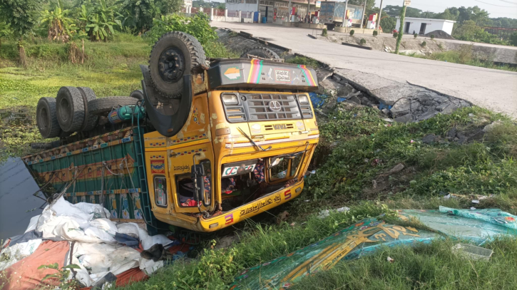 বন্দরে সারবাহী ট্রাক নিয়ন্ত্রন হারিয়ে খাদে