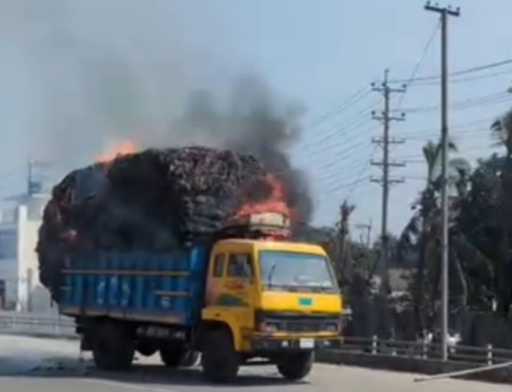 বন্দরে নাসিম ওসমান সেতুতে পাট বোঝাই ট্রাকে অগ্নিকান্ড