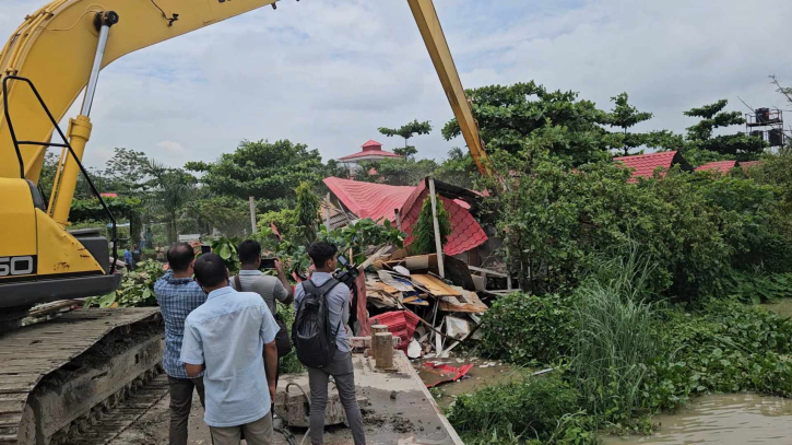 শীতলক্ষ্যায় বিআইডব্লিউটিএ’র অভিযান, রিসোর্টসহ ৩০  অবৈধ স্থাপনা উচ্ছেদ