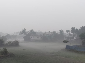 ঘড়িতে দুপুর তবে কুয়াশায় যেন কাটেনি ভোর