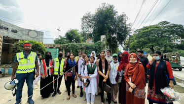 টিফিনের টাকা জমিয়ে খাবার বিতরণে গর্ভমেন্ট গার্লস স্কুলের ছাত্রীরা