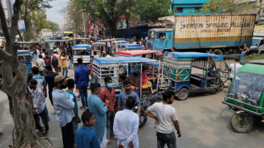 ২ নং রেলগেল এলাকায় অবরোধ অটোরিকশা চালকদের