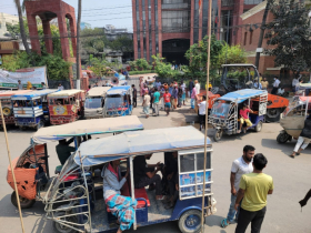 না.গঞ্জে নগর ভবনের সামনে অটোরিকশা চালকদের সড়ক অবরোধ 