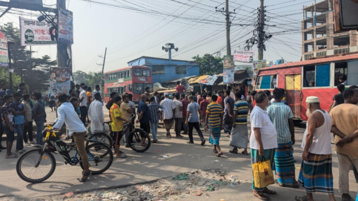 নারায়ণগঞ্জে ইজিবাইক চালকদের বিক্ষোভ, ভোগান্তিতে যাত্রীরা