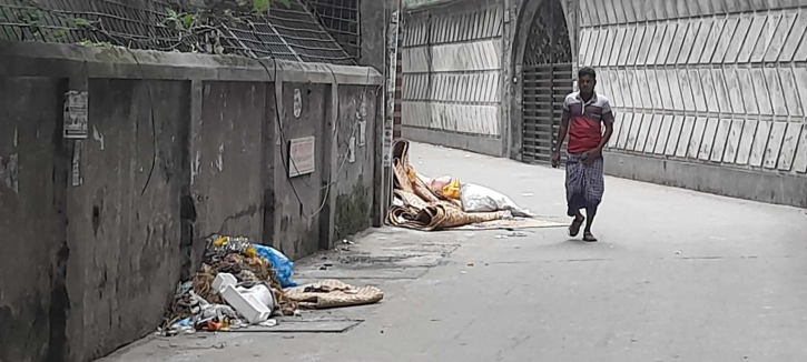 টাকা না দিলে বাড়ির সামনে কোরবানির বর্জ্য অপসারণ হয়না!