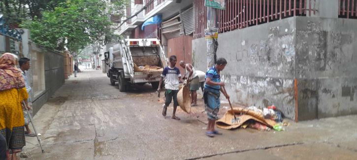 নারায়ণগঞ্জে ঈদের পরদিন চলছে বর্জ্য অপসারণ