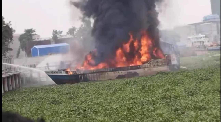 বিস্ফোরণে ড্রামের উপরে দাঁড়ানো শ্রমিক ছিটকে পড়ে নারকেল গাছে