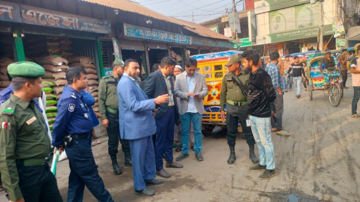 আড়াইহাজারে ভ্রাম্যমান আদালতের অভিযানে ৫ দোকানকে জরিমানা