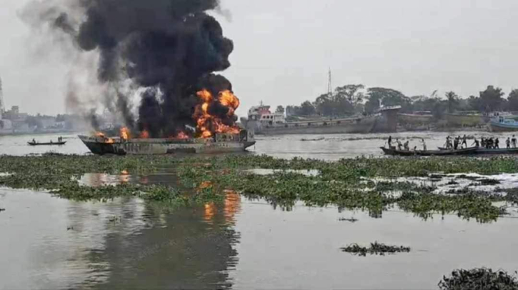 বুড়িগঙ্গায় তেলের ট্রলার আগুন, বেঁচে নেই ভেতরের শ্রমিকদের কেউ 