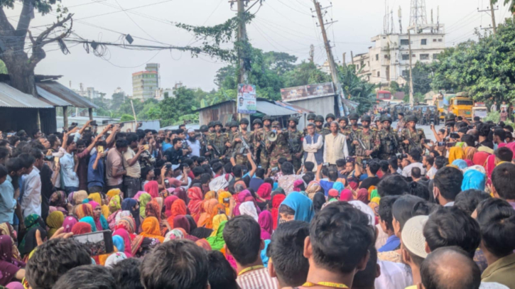 সিদ্ধিরগঞ্জে বিভিন্ন দাবিতে পোষাক কারখানার শ্রমিকদের ২ ঘন্টা সড়ক অবরোধ