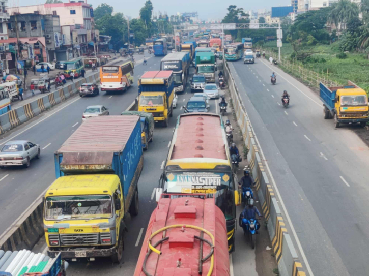 দুর্গাপূজায় চারদিনের ছুটি, ঢাকা-চট্টগ্রাম মহাসড়কে ১০ কিলোমিটার যানজট